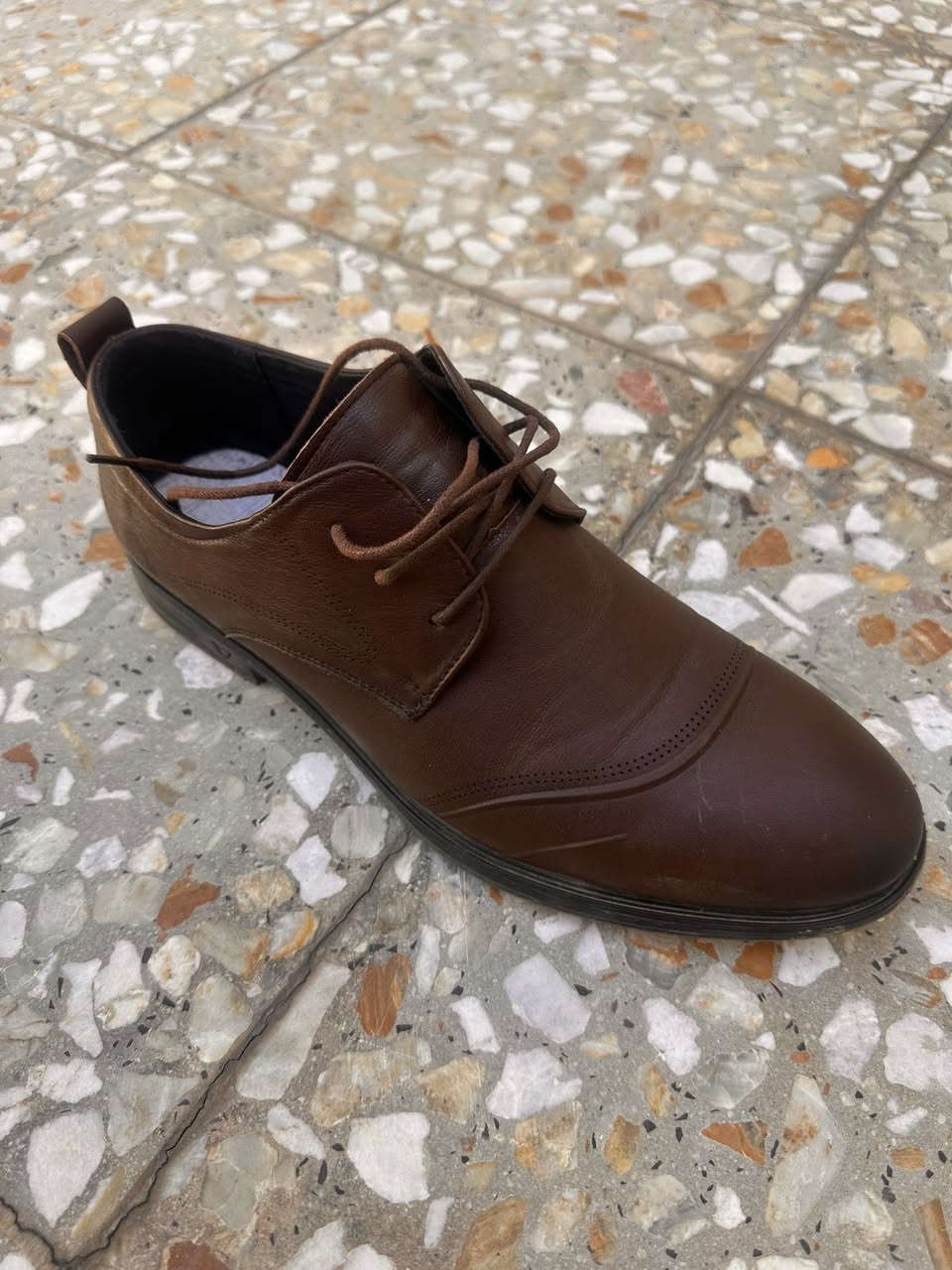 السلام عليكم
احذية عدد 3 للبيع
واحد منهن جلد طبيعي داخل وخارج
و2 منهن جلد صناعي درجة اولى 
نظيفات استعمال قليل جدا 
قياس 45 كلهن
2 اسود و1 جوزي 
ارضية ودبان طبي مريحات كلش 
السعر كلهن ب55 الف 
ماعندي توصيل
مكاني بغداد حي العامل 
***********
