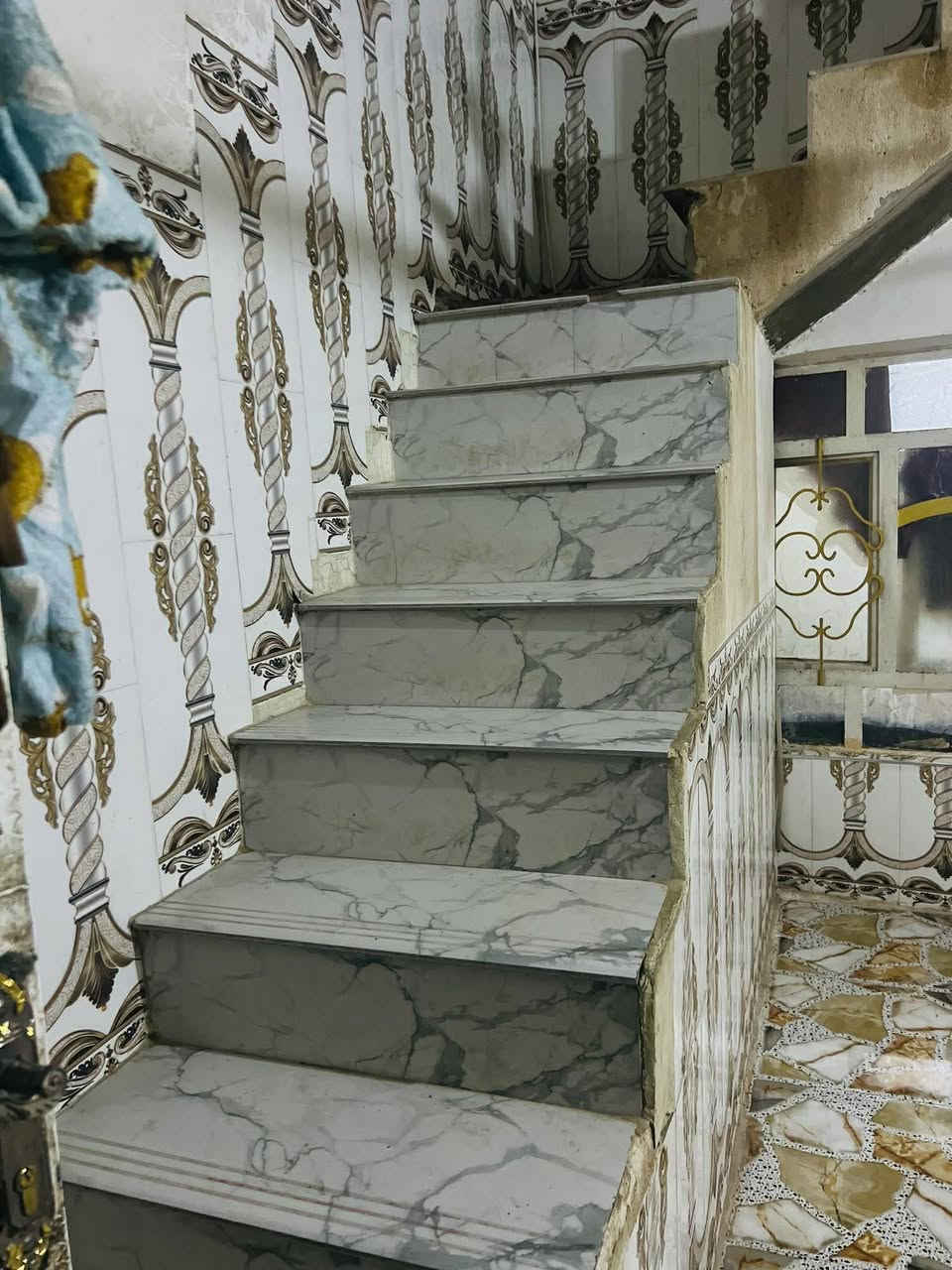 🏡 بيت للبيع  الديوانيه – حي العسكري / شارع 30 قرب مدرسة الجنائن المعلّقة
📏 المساحة: 100 متر دولان

🏗️ البناء: طابقين

💰 السعر: 48 مليون 

✨ المواصفات:

• طابق أرضي: غرفتين (جوه وبراني)

• مطبخ داخلي

• حمام وصحيات

• الطابق الثاني: غرفتين + بيتونة

• موقع قريب جدًا من مدرسة الجنائن المعلّقة

• البيت نضيف جاهز للسكن

📞 للاستفسار: ‭0781 118 6570‬
