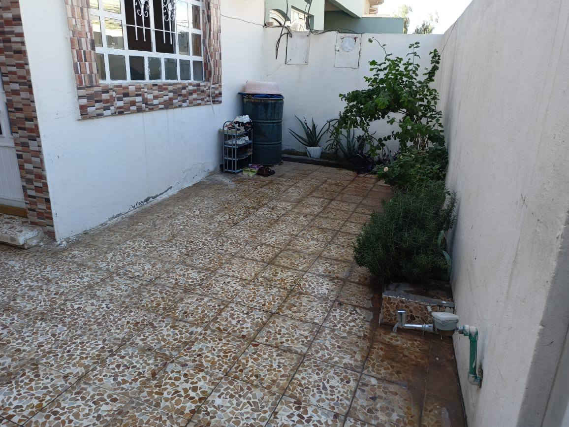 السلام عليكم دار للبيع فول نضافه حي الملايين الثانية قرب مخزن السيراميك مساحه 140غرفه نوم واستقبال وهول وسط ومشتملات داخل ومطبخ وكراج الاتصال على الرقم ***********
