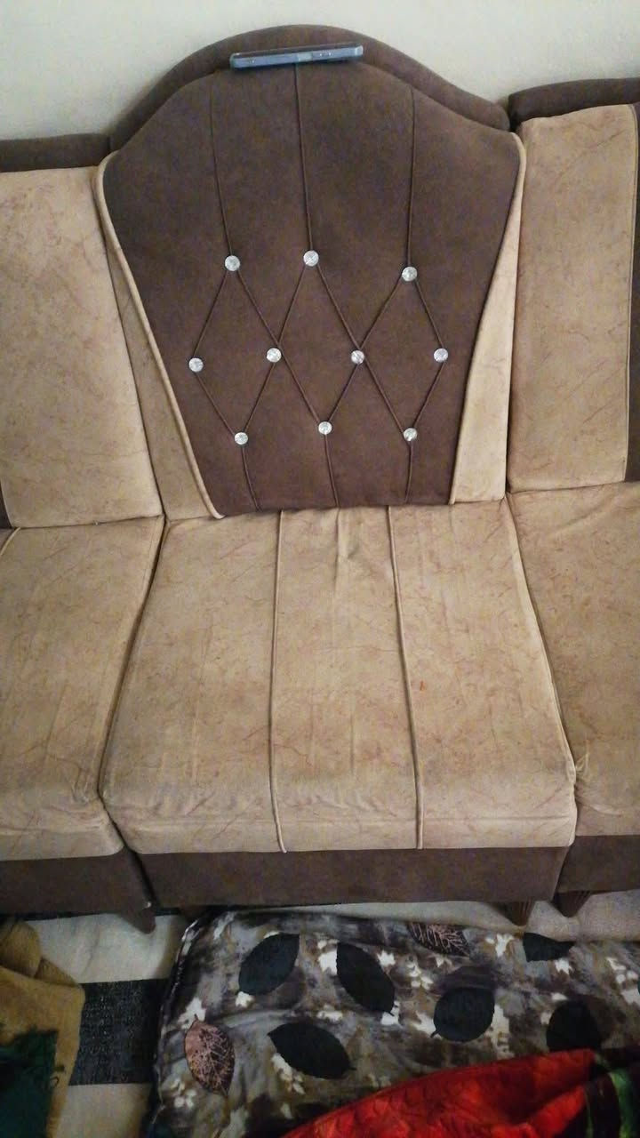 سلام عليكم للبيع ديوان جديده نظيف العنوان يعقوبه كاطون الرحمه السعر 250بيه مجال اتصال ***********
