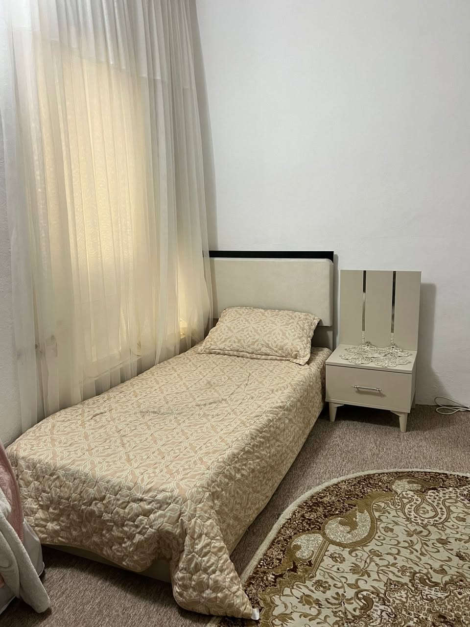 غرفه ولاديه نفر واحد سعر 350 الف مجال بسيط عنوان دهوك 
معا ميز توليت فنصور 6 ابوب رقم الهاتف *********** 
واتس موجود
