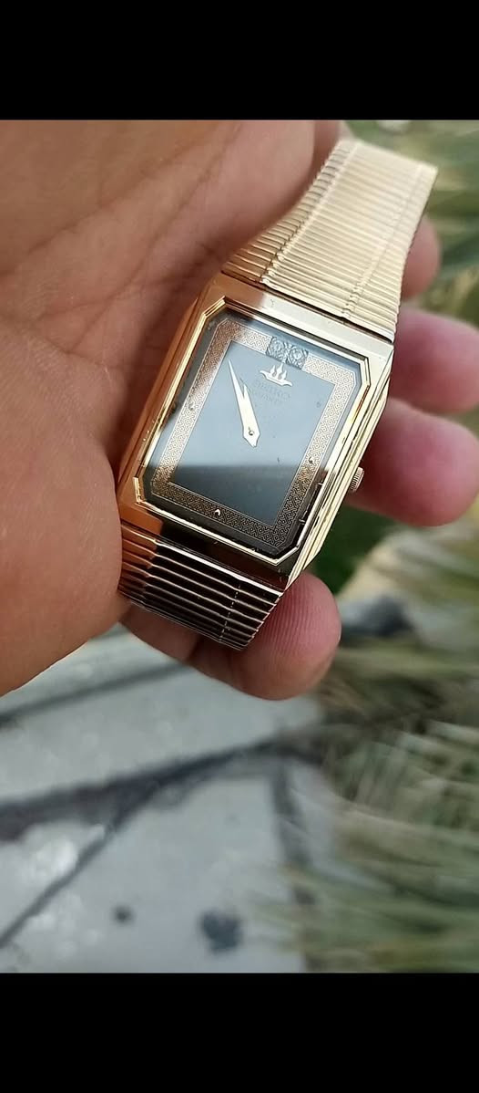 سيكو تانك 
كوارتز انتاج 1985
ابعاد 25×30 ملم كلاسيك رسمي 
نظافة ممتازة جدا
فقط ملاحظة جدا صغيرة بالزجاج(خط صغير غير واضح )
مينا مميز لونين مع أطار مزخرف ذهبي
شعار تاجي مع كريستال عند الساعة 12
الساعة بلادية بالكامل
السعر 90 الف 
@highlight


**إذا كنت صاحب هذا الإعلان وتريد حذفه لأي سبب، رجاءا أرسل رسالة إلى الدعم الفني**