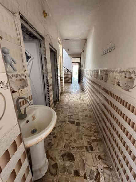 دار مساحته 100
متر طابو ملك صرف 
سكني يحتوي عل 2 غرف نوم 

واستقبال ومطبخ وخدمات

موقعه الانتصار شارع ال 25 قرب الملعب 

موقعه مميز وسط المنطقه 

سعر (75)
***********
