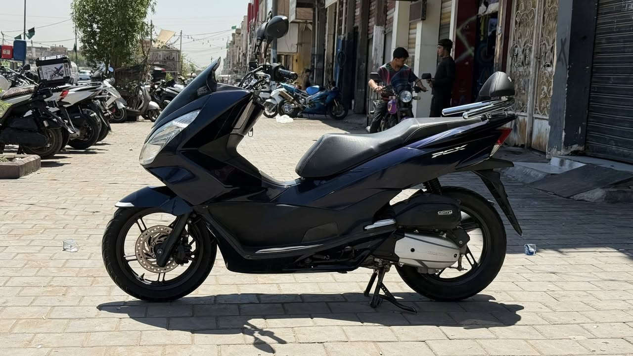 دراجة PCX جيل الثاني 2017-2018
ياباني JF 
حساس ازدحام A
عدد الممشى 36 كم 
اللون نيلي 
كفالة عامه من السرقة والمحرك والكفر 
السعر 17$ بيه مجال بسيط 
للتواصل الاتصال على الرقم الاتي 
***********
