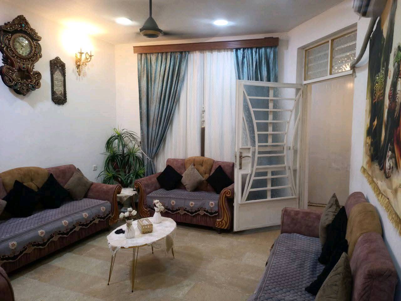 بيت للبيع مساحة ٨٥ م متكون من ٣ طوابق مشتمل وشقتين معزولة بدرج خارجي .. فرصة للإستفسار بوارد شهري مليونين وربع .. يحتوي كل طابق على منور  وغرفة إستقبال ومطبخ وصحيات وترك وغرفة نوم .. بناء سنة ٢٠٢٢ 
 العنوان مجاور مستشفى ابن البيطار  زقاق ٨ 