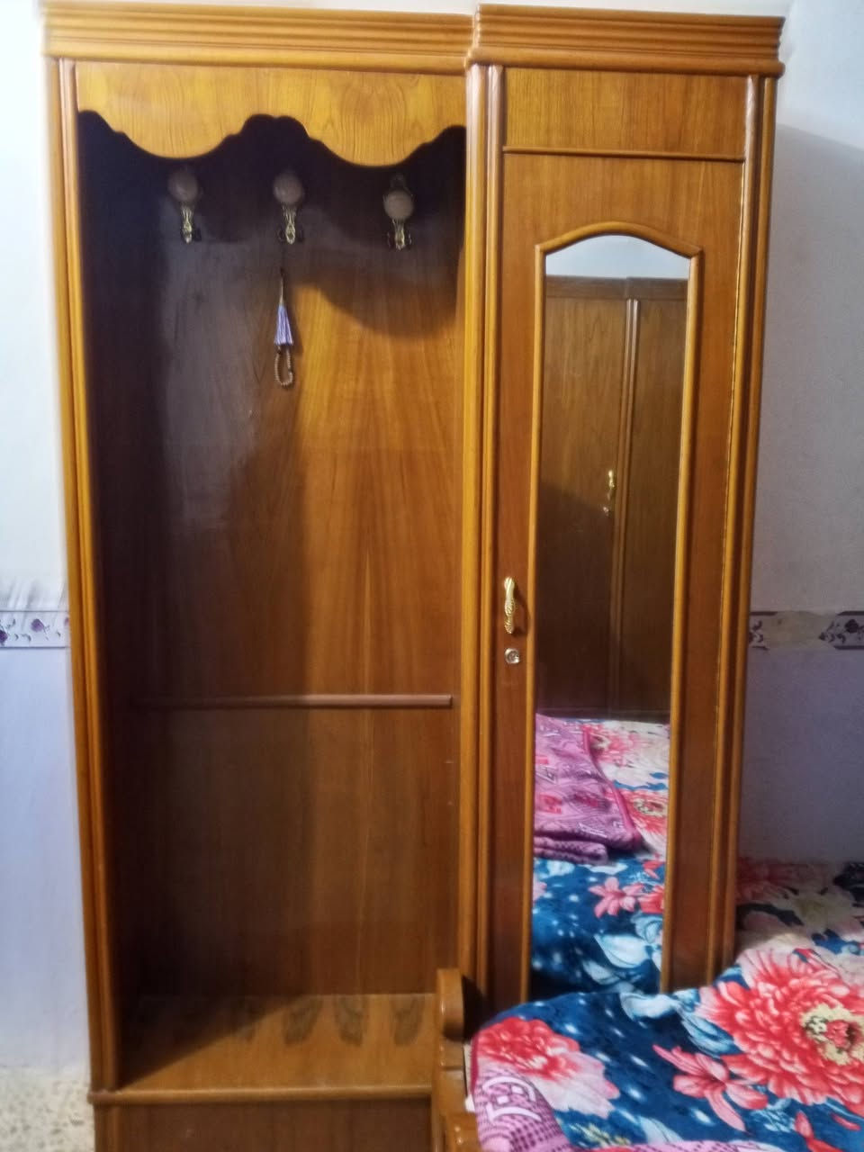 سلام عليكم  غرفه للبيع 5
بيبان  كامله رقم الهاتف  ***********
