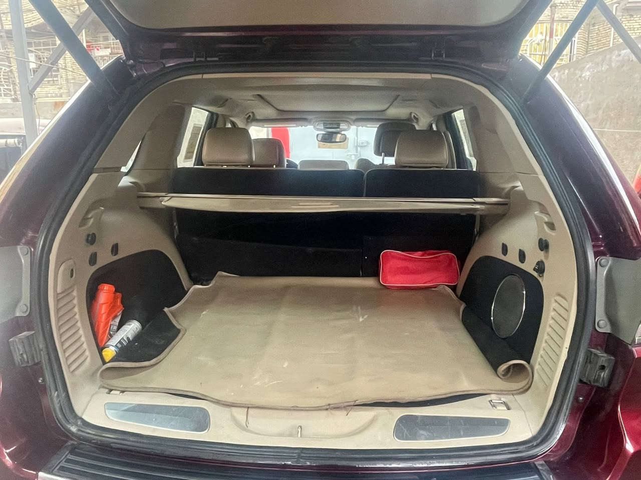 السلام عليكم
(((مكلف بالنشر)))
جيب كراند شيروكي 2017  وارد امريكي( داخلة كلين) ماشية  130الف ميل (قابل للزيادة)  محرك 3600
صاير بيها حادث داخل العراق الباب الخلفي بيها ضربة وتصليح بسيط  وصبغ, وباب السايق موحدين بي لون وكلير ( يعني قطعتين صبغ فقط)

المواصفات:-
شاشة كبيرة, تحكم كشنات كهربائي, كشنات تدفئة و تبريد, كشنات جلد صندوق كهربائي  بصمة تشغيل و تشغيل عن بعد  دخول ذكي , سلايد روف  تبريد قطعتين نظام خرائط GPS ,ستيرن كهربائي مصابيح امامية زينون  حساسات امامية وخلفية  تدفئة بالستيرن  محدد سرعة  , تحكمات ستيرن 
رقم بغداد تحويل ثاني يوم او اي وقت يعجبك
مكان السيارة مدينة الصدر / الاورفلي 
السعر 225 وبيها مجال
للاستفسار الاتصال على الرقم ***********
