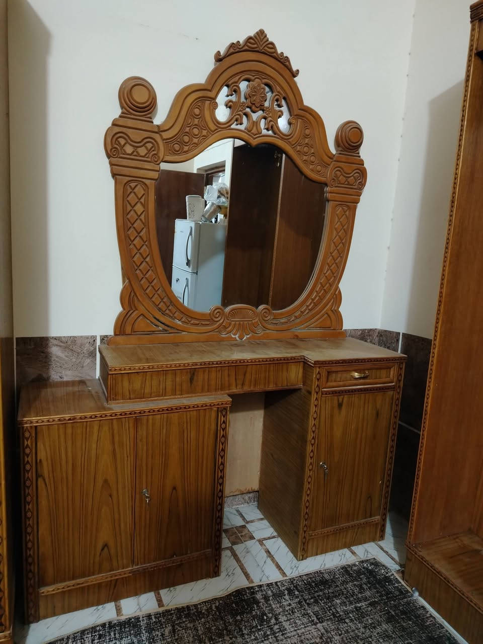 العنوان النجف حي الشهداء 
السلام عليكم غرفه ام الخمسه طابق واحد بالغرفه مستخدمه اللي يحب يتواصل هذا رقم موبايلي *********** السعر 600 وبيها مجال
