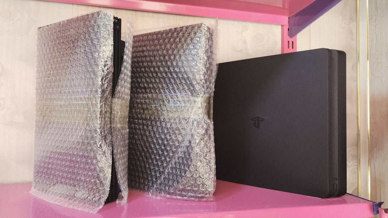 توفر ps2 كميات باله جديد مع كامل ملحقاته يحتوي على ٧٦ لعبه 
سعر ٧٠ الف فقط 
عنوان شارع حجي خليل مجاور سيد سعد المصور 
مكتب (بلي شين)
الرقم ***********
