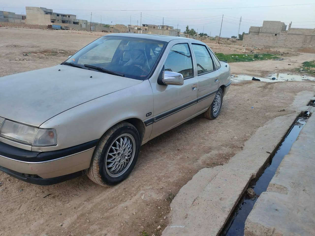 سيارة فكترا
موديل  1992
حجم 20 توماتيك 
فتحه سقف وبدون اي ضرر
كاوبون بنزين ماستر
رقم هااتف :***********
سعر 48
