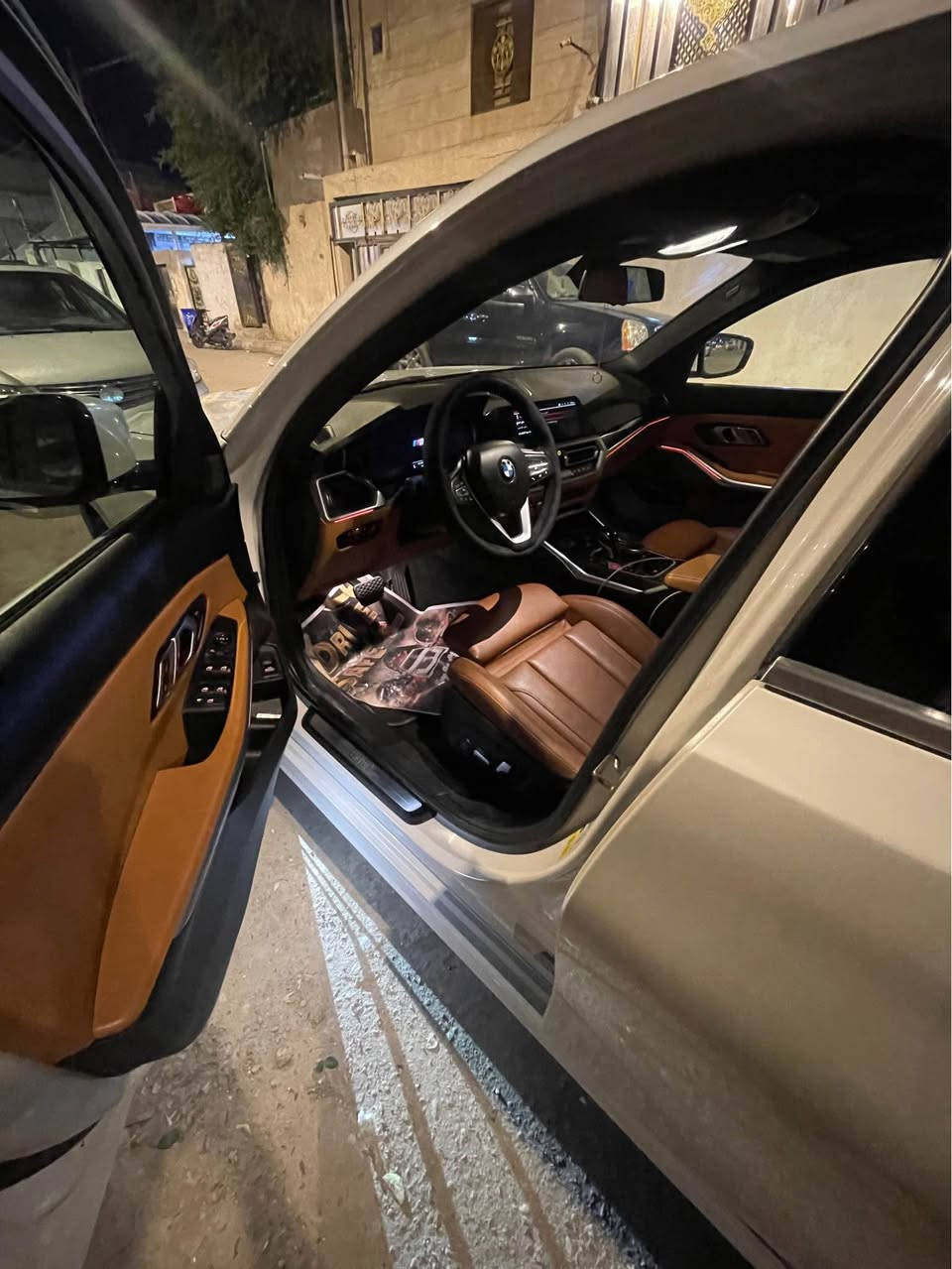 � الماركة / الموديل: BMW 330i
🔹 السنة: [22]
🔹 السعر المطلوب: [245] (قابل للتفاوض المعقول)
🔹 الممشى: [100,690 km] كم
🔹 نوع الوقود: بنزين
🔹 المحرك: 2.0 لتر تربو (أداء ممتاز واقتصاد جيد)
🔹 ناقل الحركة: أوتوماتيك
🔹 اللون الخارجي ابيض / الداخلي: [مشمشي]

✨ الحالة والمميزات:
✔️ السيارة بصيانة دورية منتظمة
✔️ حالة المحرك والجير ممتازة
✔️ بدون حوادث (أو اذكر إن كان هناك أي حادث بسيط)
✔️ جميع الخدمات والفحوصات متوفرة
✔️ [مثلاً: فتحة سقف / حساسات خلفية / كاميرا / شاشة / جلد / بلوتوث 
سيارة صفر مسج سياره رقم دهوك بسمي
الرقم *********** البصرة, العراق
