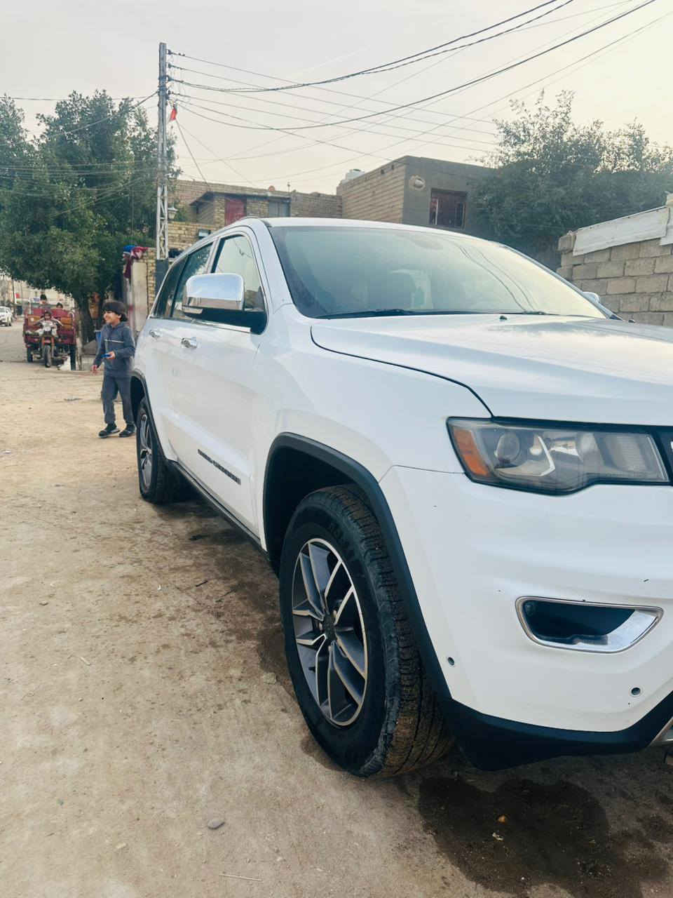 جيب كراند شيروكي لمتد 
الموديل : 2021. 
المحرك : V6.  3.6L 
* المواصفات 
* نقطة عمياء .
* المقاعد من الجلد . 
* المقاعد الأمامية كهربائية .
* ذاكرة لحفظ وضعيات الجلوس . 
* المقاعد الأمامية مع تدفئة . 
* صف المقاعد الخلفية مع تدفئة . 
* ويل قياس 20 انج اسود لماع .
* مقود السائق كهربائي . 
* تدفئة ستيرن . 
* سقف بانوراما ..
* نظام الملاحة (GPS) . 
* نظام خاص للطرق الوعرة 
* تشغيل عن بعد .
* صندوق كهربائي .
*  حساسات أمامية . 
*  حساسات خلفية .
* كاميرا خلفية .
* بخاخ ماء لتنظيف المصابيح الامامية .
* مرايا بخاصية التعتيم الذاتي . 
* مرايا جانبية قابلة للطي كهربائيا . 
* بلوتوث تلفون . 
* محدد سرعة . 
* نظام تشغيل واطفاء اوتماتيكي للمحرك للتوفير من صرف الوقود
* نظام بريك اوتماتيكي .
السعر 270وبيها مجال 
الاستفسار اتصال على الرقم *********** وتساب هم موجود
