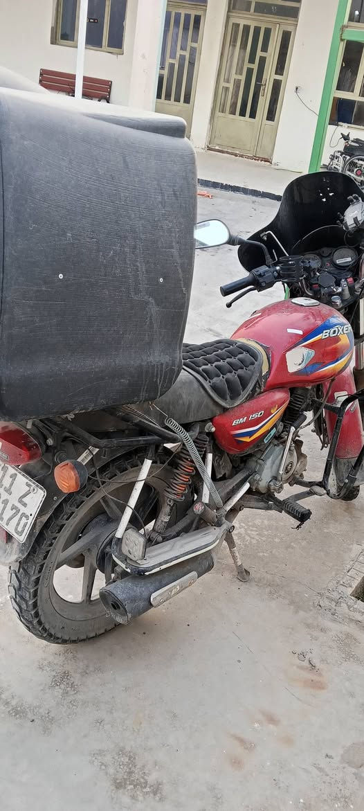 السلام عليكم دراجة بوكسر موديل 2021 مرقم انكليزي باسمي سنويه و لوحات بيها الضرر الي بيها درع و اشاره يمنه و يده بريك امامي السعر 1700000مليون و سبعميه اي  استفسار على الرقم *********** مكاني الدورة
