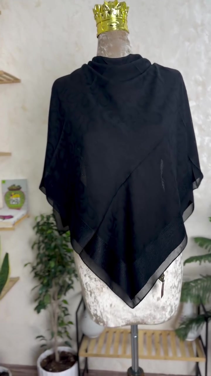 شهرزاد:بين روايه وملك ،خُلدت الف ليلة وليلة وليلة🧜🏻‍♀️🌙
سكارف (ربطة) اسود فاحم
قطني بنقوش مات 
واطار اسود مميز بنقوش عربيه 
قياس 110cm
السعر ٩ الاف 
التوصيل داخل كربلاء متوفر
التوصيل لكل المحافظات متوفر
للحجز والاستفسار مراسلة البيج
او التواصل عبر واتساب ***********
#explore #model #moda #شهرزاد #اكسبلور
