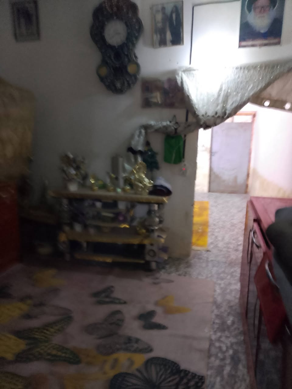 البيت البيع غرفتين وصاله واستقبال وطرمه وملحقاته وسكف سندويش والسعر 28 رايدينه ومكاتبه فقط العبيدي قريب السوق والمدارس والاتصال عل الرقم ***********
