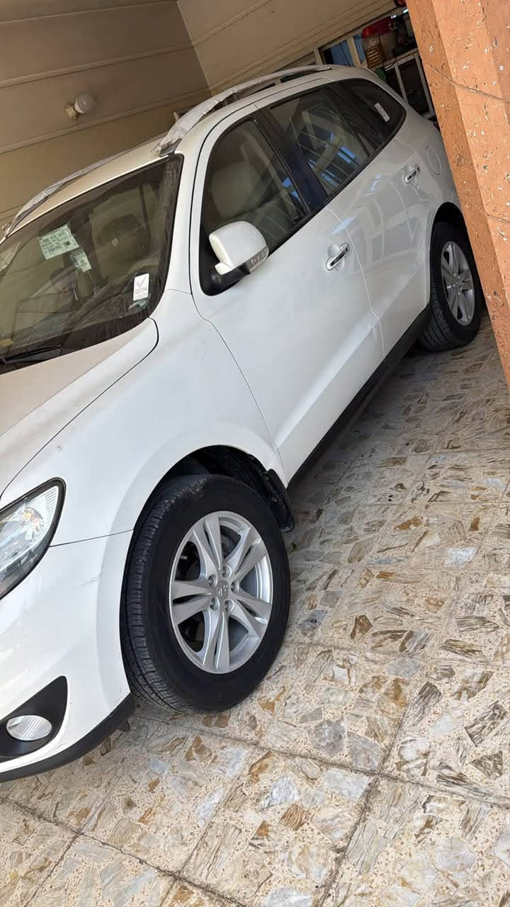 للبيع هونداي سنتافي موديل 2011 خليجي سياره  مال. جني جديده مكينه وكير وحداديه خير من الله السياره فول  البصمه فتحه مري شفط حساسات خلفيه كامره خلفيه  مكينه  6 سلندر 7راكب تبريد 3قطع ثلج  رقم بغداللتحويل مباشر السياره بيه مكفوله  من النقض  ,بيه صبغ دك شبر الباب خلف الراكب العنوان بغداد المشتل. ااتصال والاستفسار واتساب ***********

