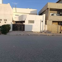 ١٠٠م • شارع ٢٠ حي الاسرى • بيت ٢٠٠م فارغ