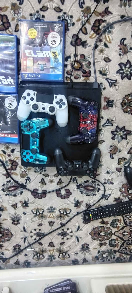 بلي فور سلم مامهكر جهاز نضيف ونطيك بي ضمان سنة لان جهازي مابي شي يخبل
ذاكرتة 500 
ويا 4 اقراص 
ذا لاست اوف اس 
فيفا 24
غوست اوف شوسيما 
فورزا
ويا 4 يدات وحدة اصلية بس يرادلها بطارية 
ولثانية يرادلها شفت مابيها شي 
وثنين توني مشتريهن ب 25 الف
. 
. 
اريدة بسعر 275 وبي مجال كلش بسيط حك الجية 
ورجائا محتاج وريد ابيعة لو مامحتاج مابيعة لان متونس عليه 

عنواني ابي الخصيب / شيخ براهيم / قرب ديوان الشيخ ابو نشمي 
***********
*********** البصرة, العراق
