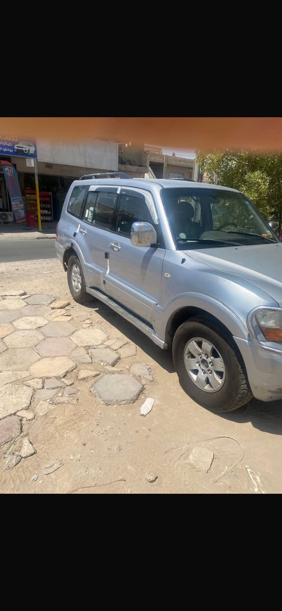 السلام عليكم
باجيرو موديل 7 بدون صبغ جرد عندي البنيد وبدلته 
السياره نضيفه مال بيت 
مكانها حي الجامعه 
السعر 93 وبيها مجال لشاري 
***********
