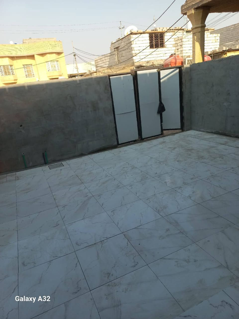 بيت للبيع في ابي الخصيب منطقه الفيه شارع جوز وموز
نوع العقار وقف سني اصولي
مساحه 150 متر 
ثلاث غرف نوم +مطبخ+ديوانيه+صاله+كراج كبير سعر 65 اتصال *********** البصرة, العراق
