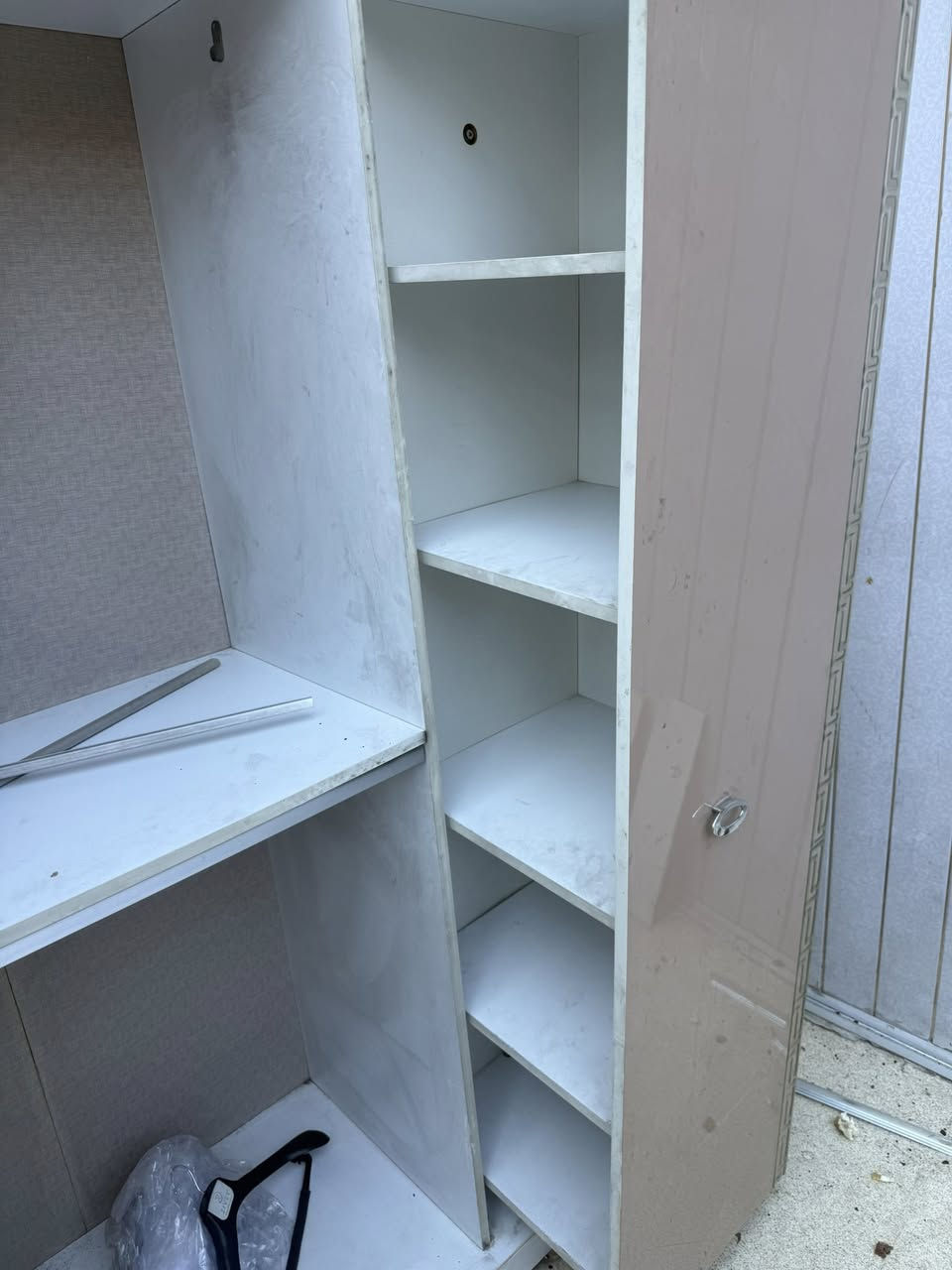 كنتور+ميز تواليت
ثنيهن ب120

***********
