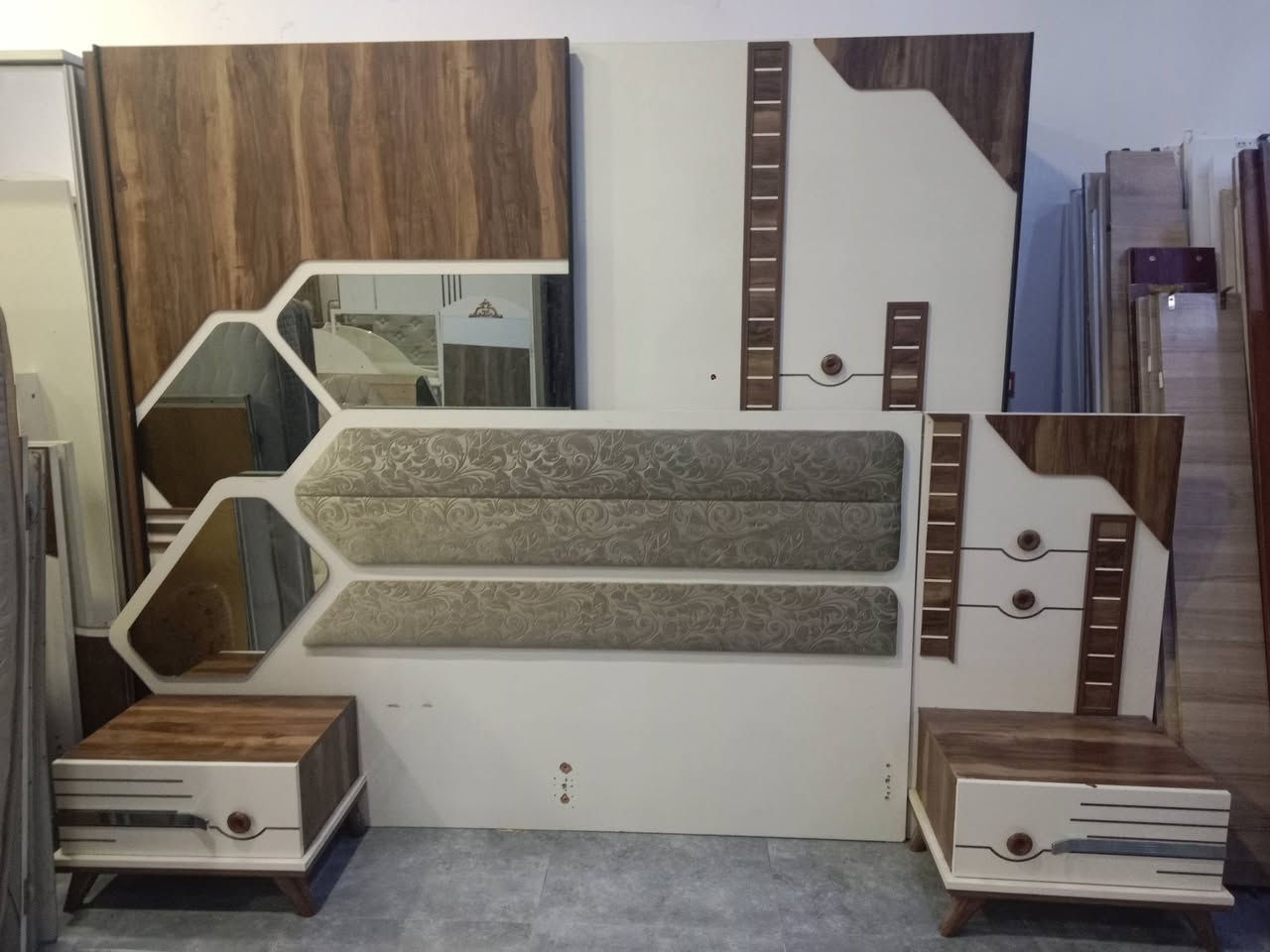 غرفه نوم 5 قطع للبيع مع شد ونقل ودوشك سعر 450 للتواصل ***********
