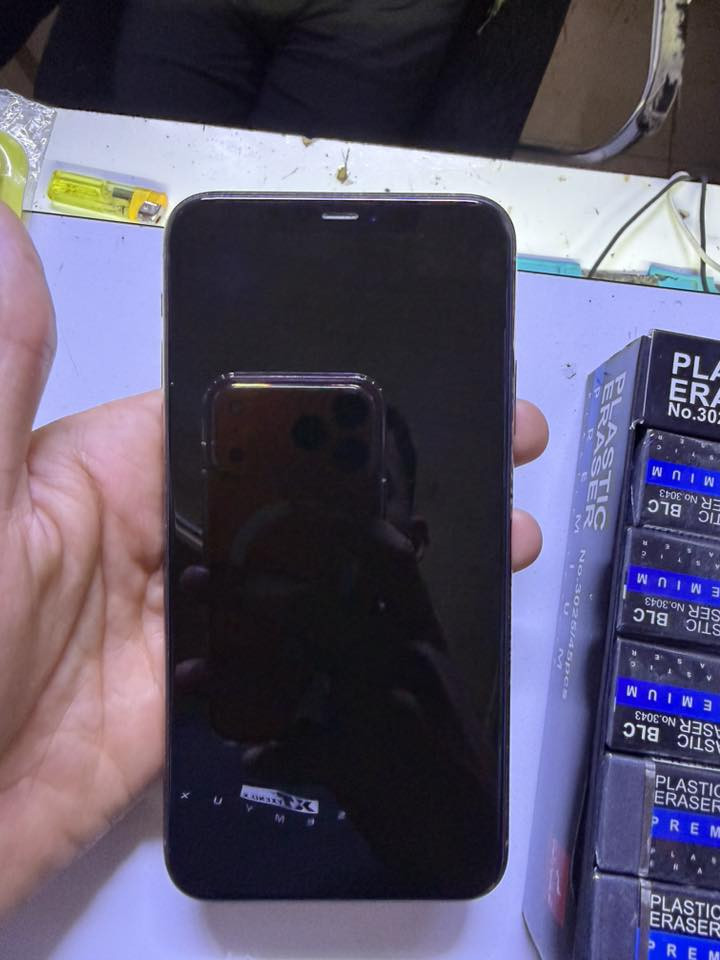 السلام عليكم ايفون 11 برو ماكس ذاكره256 بطاريه 75 الجهاز نضيف مابي اي شخط مبدل بي سماعه مال اتصال و ع اثرها وكف الفيس ايدي الباقي كله بلادي 
السعر 300 وبي مجال مكاني ديالى قضاء دلي عباس 
اتصال او واتساب ***********
