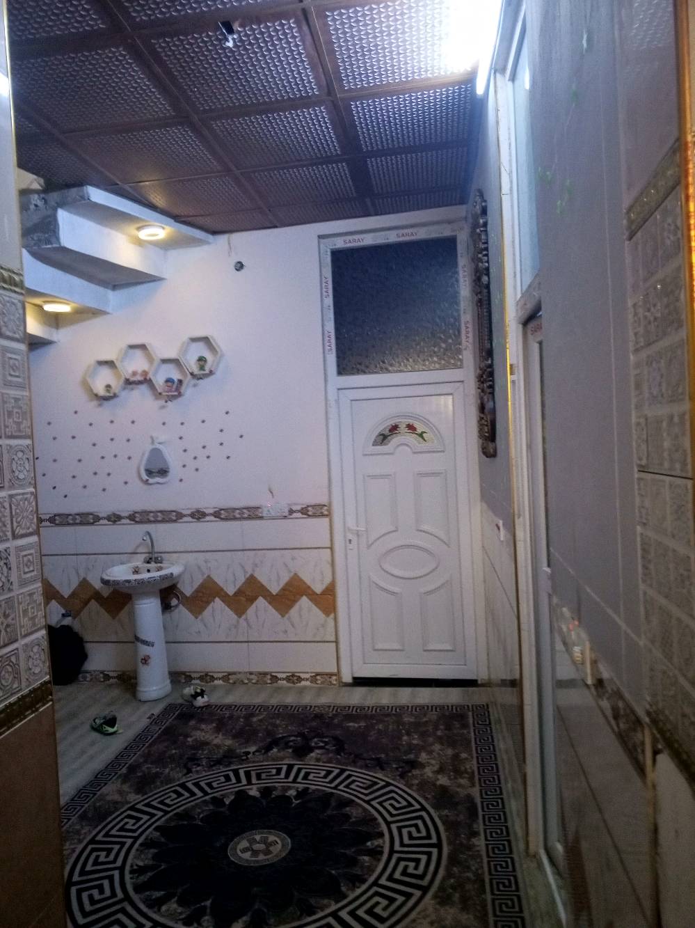 أنا أعرض بيت للبيع بمساحة مريحة وتصميم داخلي جميل ومريح. السقف مصنوع من تصاميم مميزة تعطي المكان جمالية خاصة، والجدران مكسوة ببلاط زخرفي يضيف أناقة للمكان. يحتوي البيت على مطبخ مرتب وغرفة جلوس أنيقة. المكان مثالي للعيش العائلي بالقرب من الخدمات. إذا كان لديك أي استفسار أو ترغب في التفاوض على السعر، لا تتردد في الاتصال بي.