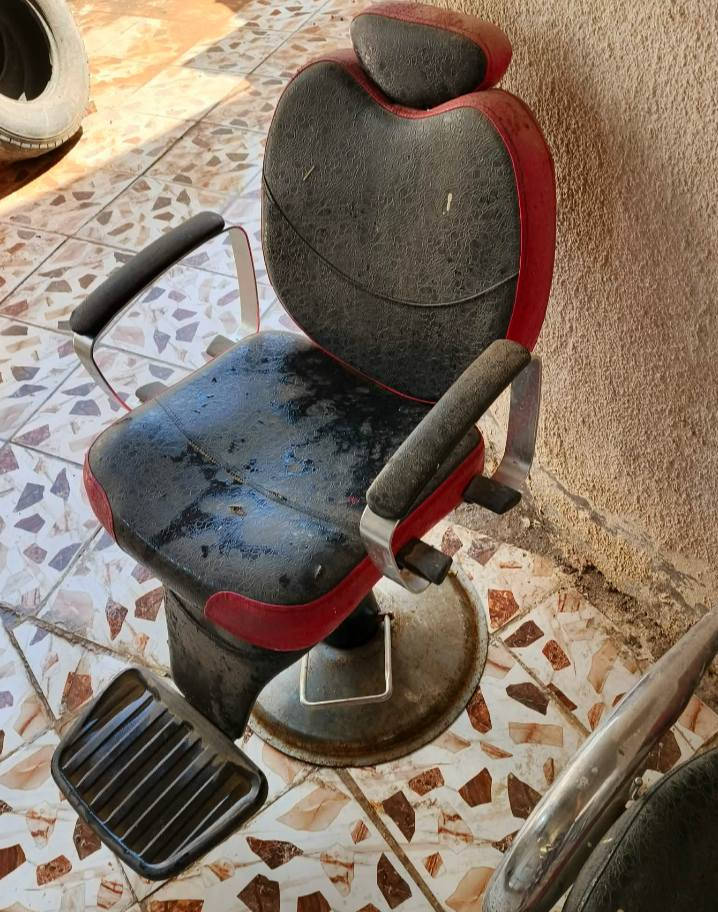 سلام عليكم كراسي  حلاقة مستعملات ثنين للبيع مابيهن اي ضرر  جك مالتهن شغال بس اردلهن تنضيف وياهن سدية مستعملة  ماخذتهة ب400  كلهن  اريدهن ب100  وشراي هسة يجي ياخذهن. 
اكو توصيل 
مكان العزاب. 
رقم ***********
