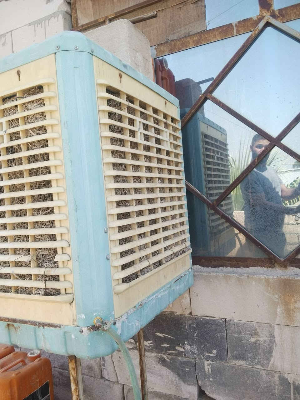 دوشك نفرين اصلي سعره 50
مبرده جبيره حجم ثنين ونص سعرها 60
جربايه نفر جديده وياها دوشك اصلي سعرهن 50
براد ماء حار شغال بارد يمكن بي قطع السعر 20
مايكرو ماعرفنه نستعمله عل اساس شغال بس ابيعه عاطل سعره 20 
كاونتر 3قطع بس البيبان فالتات سعره 125
عنوان سبع ابكار ***********
