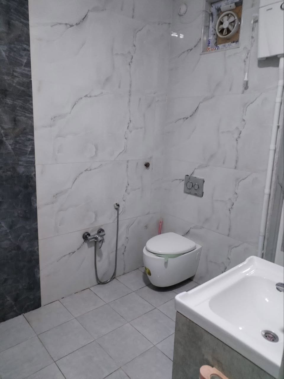 🏠بيت للبيع

•المساحة -200متر على شارع رئيسي 
•📍الموقع -الموحيه مقاطعة 40
•التفاصيل /طابق ونصف مسلح حديث
ط1\2غرفه+صاله+استقبال+مطبخ+صحيات 
ط2/2غرفه+صاله+صحيات 
الطابق الثاني نقص ارضية 

☎️للأستفسار/***********
فراس***********
واتسhttps://wa.me/9647872000799
للمزيد من العروض يمكنكم متابعتنا علئ فيس بوكhttps://www.facebook.com/share/19oiawJsJt/
الناصرية/فرع1 #الموحية
فرع2 #طريق #الحولي
