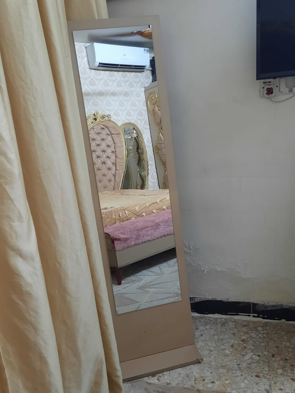سلام عليكم غرفه للبيع نضيفه كلش السعر ٦٠٠وخمسين وبيها مجال والبرده ب١٥٠للاستفسار على الرقم ***********
