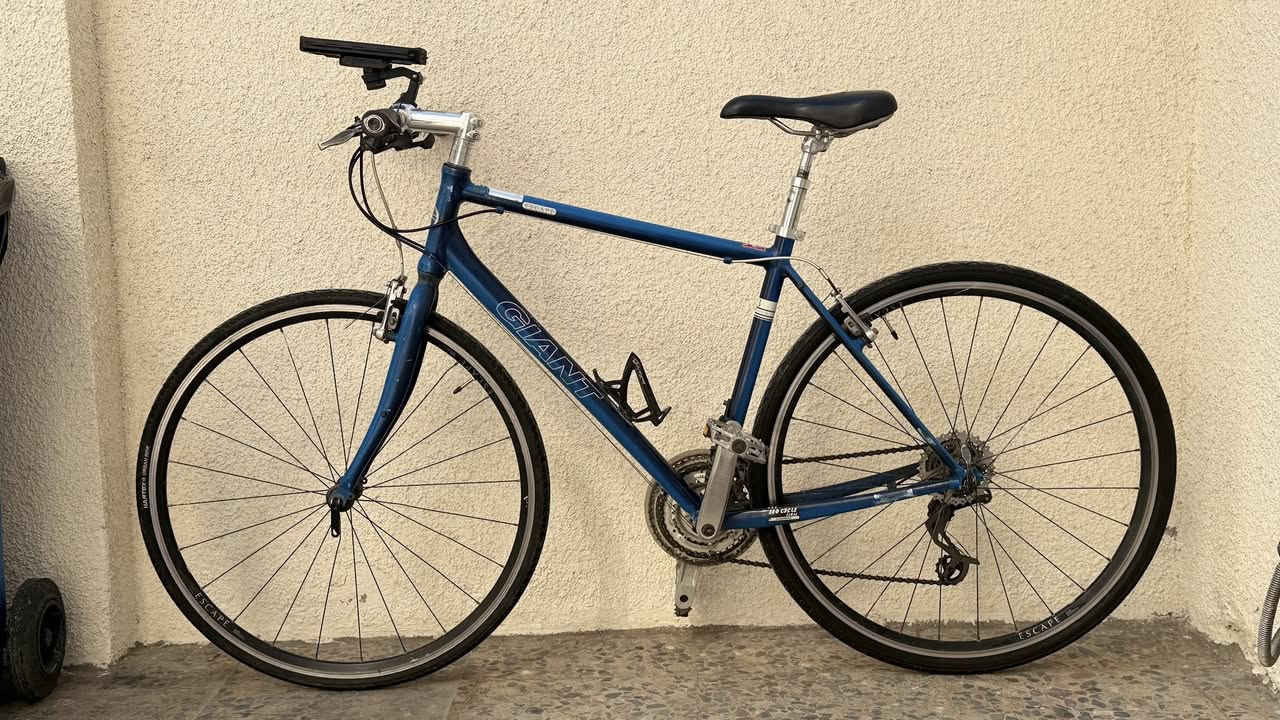 السلام عليكم🫡♥️
دراجة ماركة GIANT 
بلادية على وضع الشركة بدون اي نقص
كل قطعة بالدراجة مختمة

معدن الدراجة // المنيوم💥
قياس الفريم // M
قياس الويل // 28🔥

سستم الدراجة // شيمانو SHIMANO 
بالكامل بدون اي نقص او عطل
عدد السرع // 8*3☄️

ويالة الدراجة // بلادية والمنيوم طبقتين لتحمل الطسات والوزن💪

السعر💵 // 175 وبيها مجال♥️
العنوان🏠 // بغداد - حي القاهرة
للاستفسار على الماسنجر او الواتساب
***********
