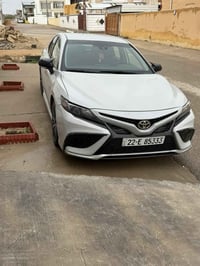 كامري 2022  فئه se بلاص  بصمه  رقم اربيل مميز لون إسمنتي مميز  ماشيه 3...