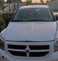 عندي سياره كاليبر 2007 لون أبيض  بيه خلل بالمحرك  رقم بغداد بأسمي 0772...