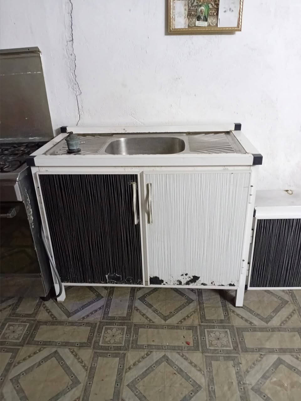 غراض  بيت مستخدمه للبيع
طباخ. 175الف 
ثلاجه 175الف 
كاونتر 100الف
براد مي 60الف 
ميز مرايه 50الف
شاشه حجم 32سعر 125الف 
العنوان بابل الهاشميه 
***********
***********
