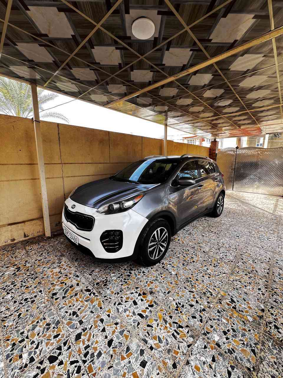 كيا سبورتج 2018رقم اربيل وارد امريكي
 GDI ماشية 110لف
لون رمادي
مانع انزلاق
تبريد قطعتين
درايف مود.(ايكو**سبورت**عادي)
مثبت سرعة 
سبير مانازل
نزول منحدرات
بيها ضربه باب السايق وارده لسياره وبيه بارد قليل 
السياره خير من الله كلش حلوه مال بيت سعر السياره 155
مكان السياره الرمادي
***********
