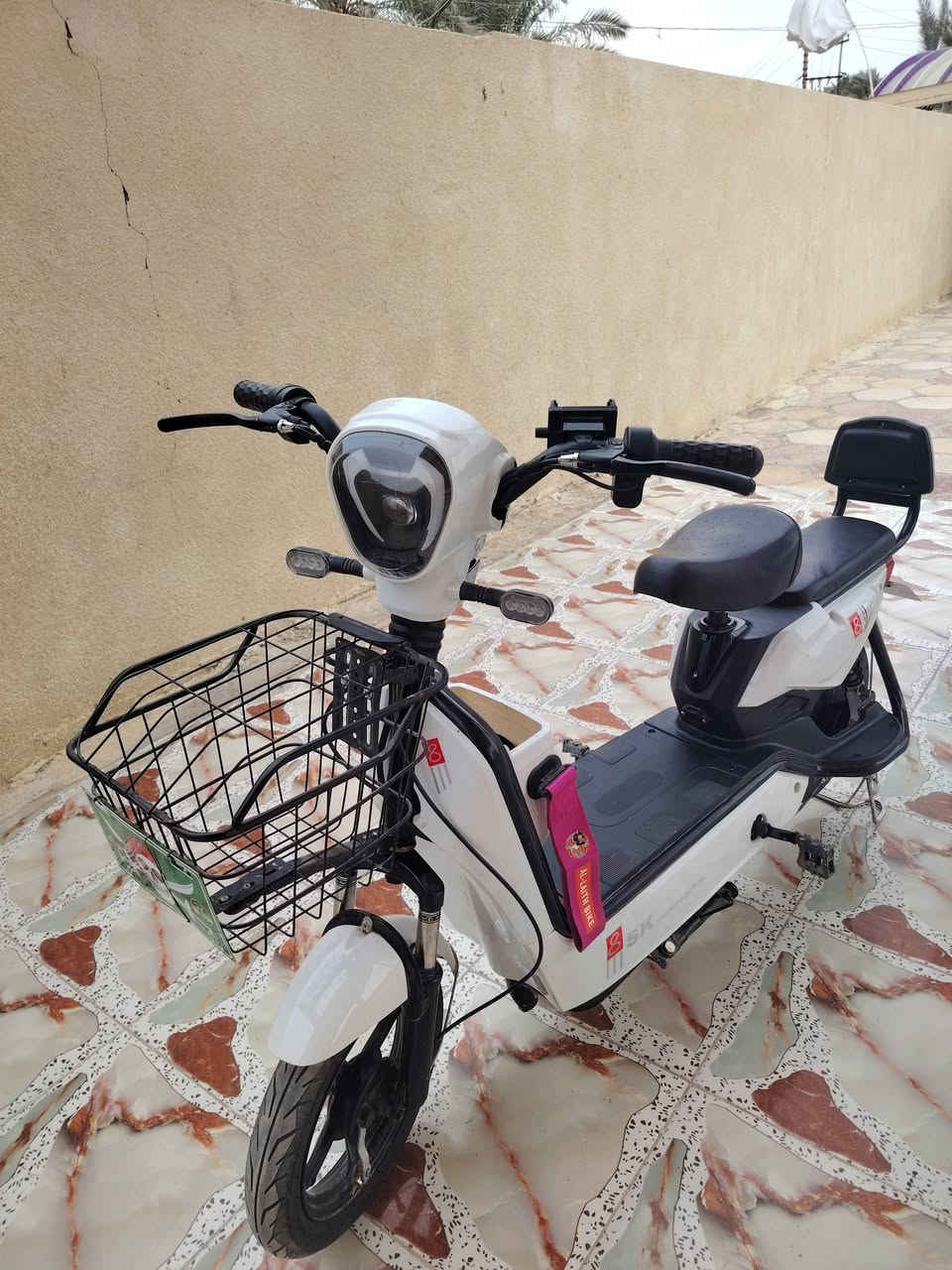 السلام عليكم دراجه شحن نضيفه كلشي بيه شغال استعمال قليل للبيع 250 مكانه بابل ***********
