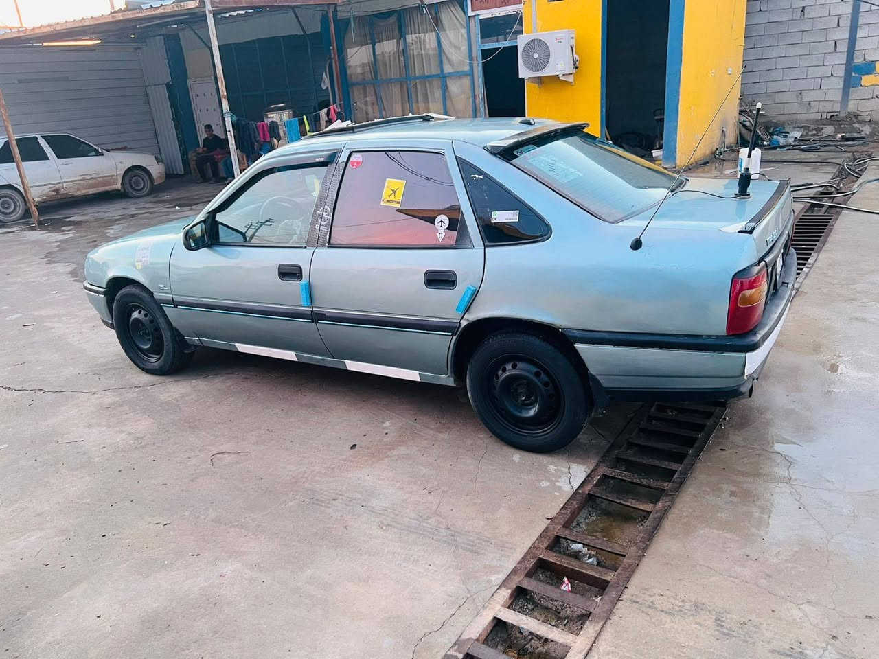 السلام عليكم
للبيع
📌اوبل فكترا موديل 1990
📌لون سمائي 
📌محرك 20 كير محرك شرط الفحص 
📌سنويه وهزه جديده لل 2031 بسمي تحويل ثاني يوم رقم بغداد دولي 
📌صدر امامي خلفي جديد
📌تخم تاير نص عمر 
📌السعر فقط 31 وبيها مجال 
📍مكان السياره تكريت العلم
للاستفسار الاتصال ***********
