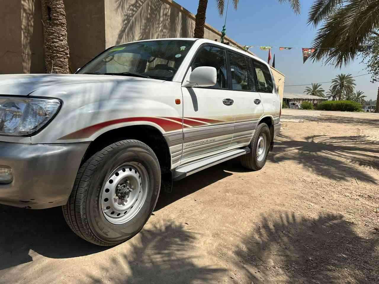 سلام عليكم لاندكروز مونيكا موديل 2001 السياره مصبوغه عام جماليه حداديه تخم تاير كير محرك خير من الله رقم اربيل انكليزي.مكان السيارة النجف      الاستفسار ***********
