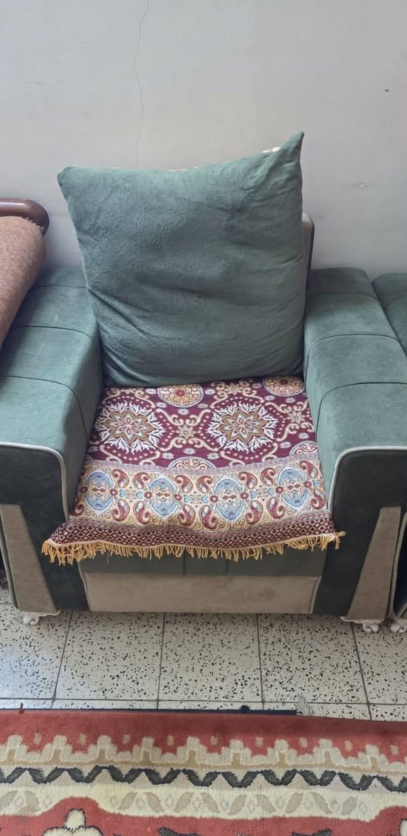 قنفات شغل عراقي درجه اولى مستخدم للبيع ( ١٠ مقاعد )
نضيفات كلش لا زرف ولا شك ولا كسر ولا اي مشكله بيهم 
(( السعر ٣٠٠ )) و بي مجال بسيط 
مكاني بغداد عامرية 
*********** موجود واتساب
