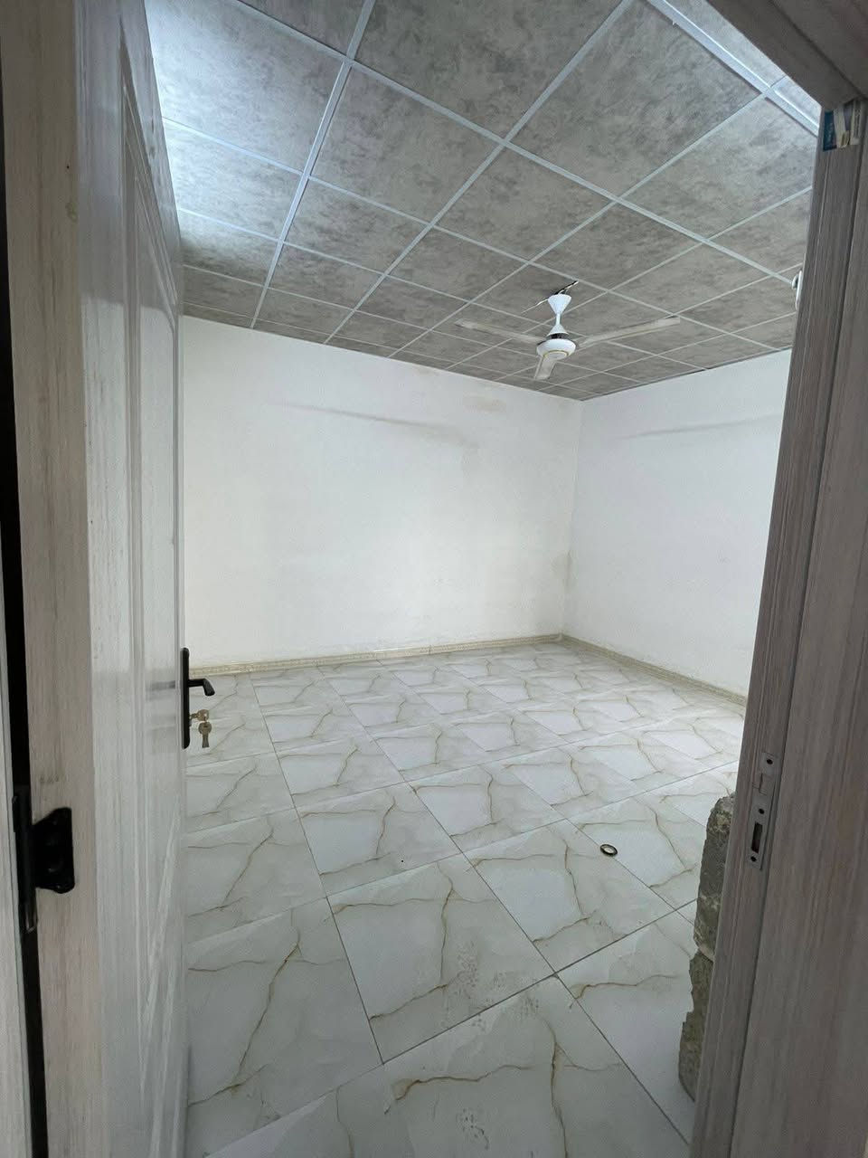 بيت للايجار طابق ثاني ركن درج خارجي معزول مساحة البيت 220 م غرفة نوم 4×5 استقبال 4×6 هول داخلي 4×4 غرفة في السطح 4×5 سطح كبير مجمع صحيات معزول الماء والكهرباء على صاحب البيت ايجار البيت 275 قفل الموقع كركوك الواسطي قرب أسواق انور هاتف *********** أبو شاهين
