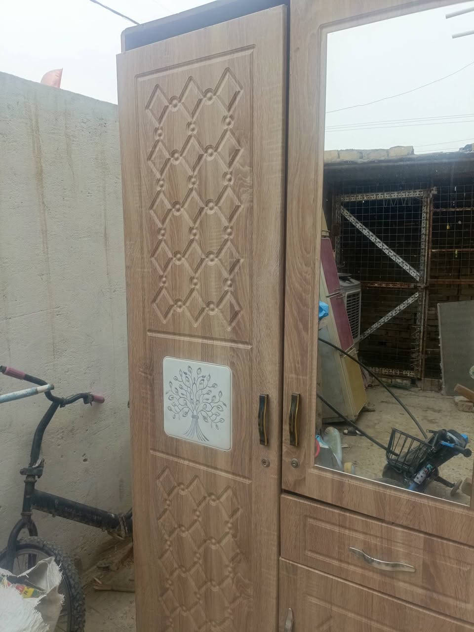 السلام عليكم متاح كنتور ابو2باب للبيع للأستفساراتصل
بالرقم ***********
