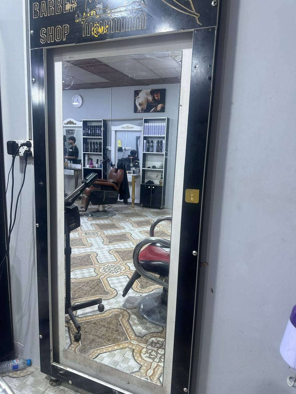 ميز حلاقه ٣ للبيع السعر ١٥٠ الف وبيهن مجال قليل للشراي ***********
