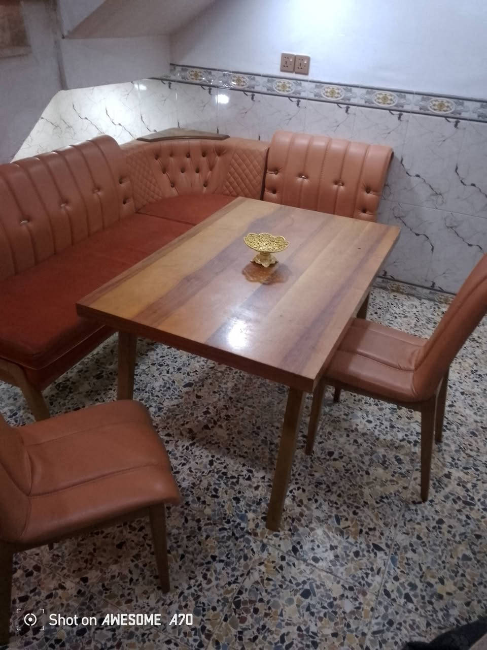 ميز طعام 2 كرسي 3 غنفات نظافه 90بل100 لاظرر لا كسر  سعر على خاص  المكان بغداد مدينه الصدر رقم الهاتف ***********يوجد واتساب
