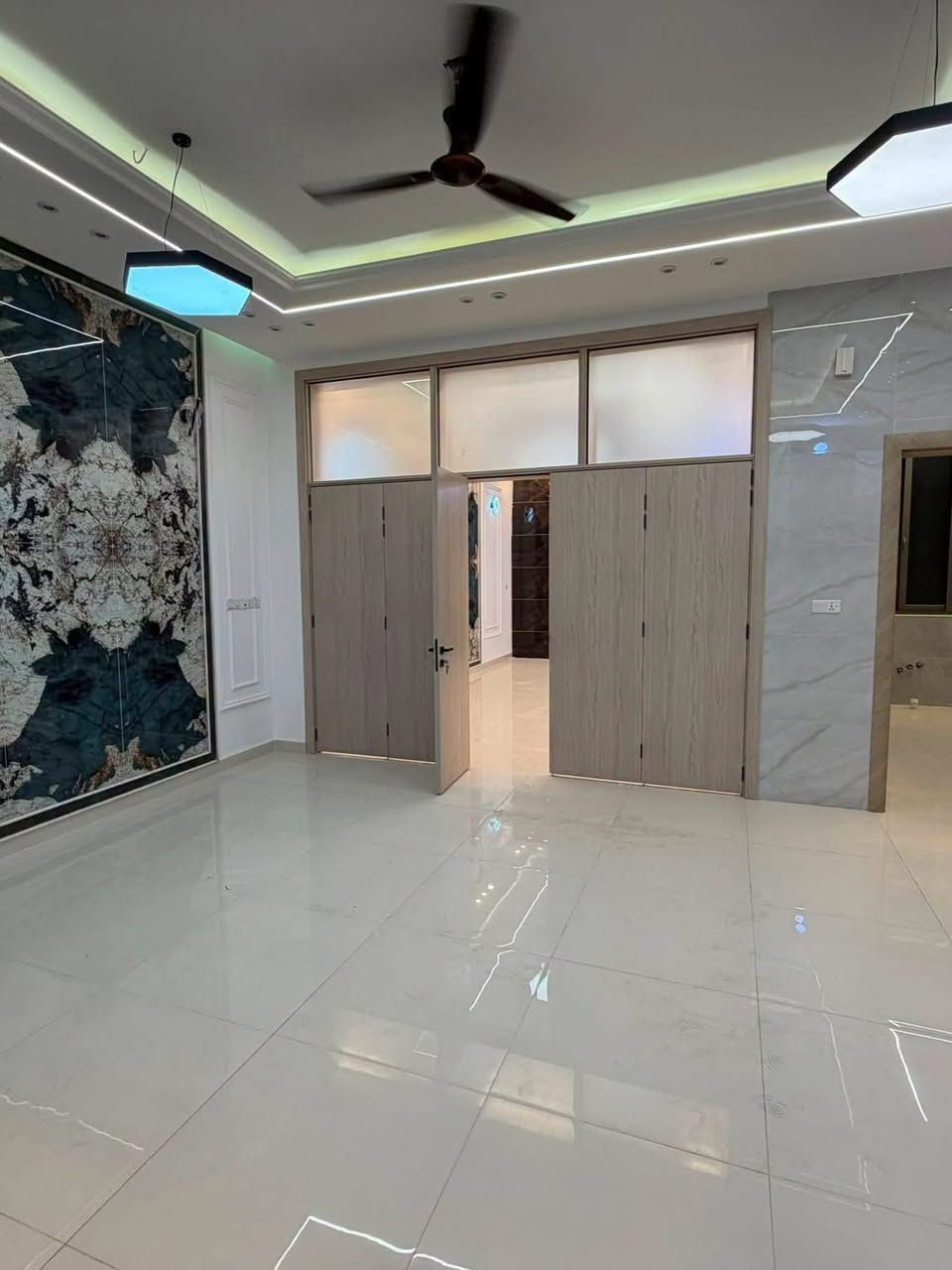 � دار للبيع أو المراوس – 

📍 الموقع: النجف الأشرف – حي السلام 
خلف مجمع دارك  –  بعرض شارع 15

📐 المساحة: 200 م²
📏 الأبعاد: 10 × 20 م
🏠 البناء: طابقان

🔹 يتكون المنزل من:
• 4 غرف نوم بنظام سويت ماستر
• تصميم عصري واستغلال مثالي للمساحات
• تشطيبات عالية الجودة ومواصفات VIP
• تنفيذ وإشراف كادر هندسي متخصص

✨ منزل يجمع بين الفخامة والراحة وجودة التنفيذ، مناسب للسكن العائلي الراقي وفي موقع مميز وحيوي.
.
.

📞 للاستفسار والمعاينة يرجى التواصل. او زياره للمكتب : 🛑🛑

📱 *********** (واتساب + اتصال)
 📞 *********** ( اتصال ☎️)

📱 *********** (واتساب + اتصال)

📱 *********** (واتساب + اتصال)

⸻

📍 عـنـوان الـمـكتـب….🛑

النجف الأشرف – حي السلام
سايدين أبو دجاج، قرب مجمع دولمة المنزلية

🔹 مكتب بغداد للعقار 🔹( مجاوّر مجمع مدينه سنتر  مقابل شارع المطبات )

⸻

🏢 متخصصون في بيع وشراء ورهن وإيجار العقارات
(السكنية • التجارية • الاستثمارية)

🔹 تسويق عقاري احترافي
🔹 تصوير وترويج وإدارة أملاك
🔹 متابعة جميع الإجراءات العقارية
🔹 توفير أفضل العروض والطلبات بأسعار مناسبة
🔹 تقييم عقاري وخدمات استشارية
🔹 تصميم • تنفيذ • إشراف هندسي
🔹خبره في مجال العقار 35 عام 🔹
📍 نخدمكم داخل النجف الأشرف وجميع المناطق
.
.
.
.
.
.
#النجف_الأشرف #العراق #مشاهير #اكسبلورر #كربلاء 
.
