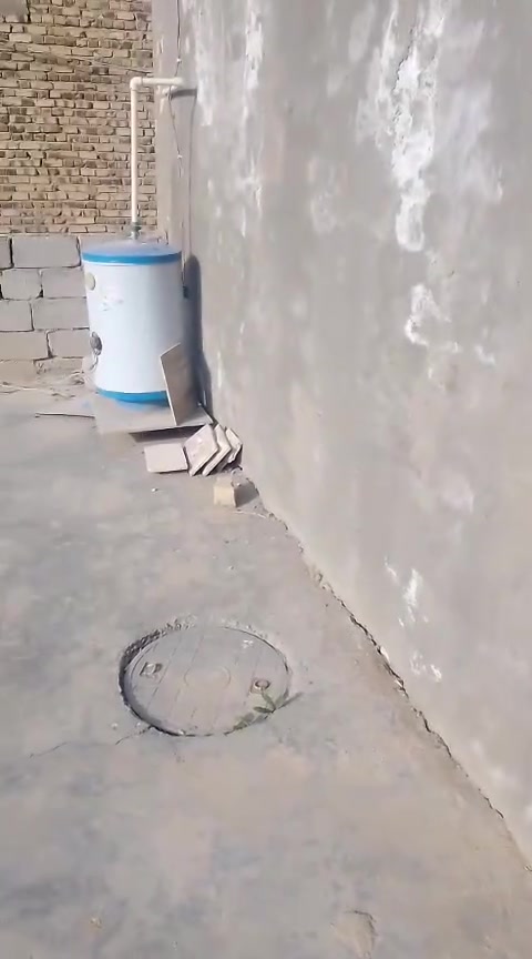 السلام عليكم 
دار للبيع المساحه 200
طابو زراعي سند 25 
مبني بي نص خريطه 
غرفة ...مجمع صحيات ... مطبخ مفتوح ع صاله
السعر 53 وبي مجال 
العنوان نادر مقابل محطة العرفان
***********
