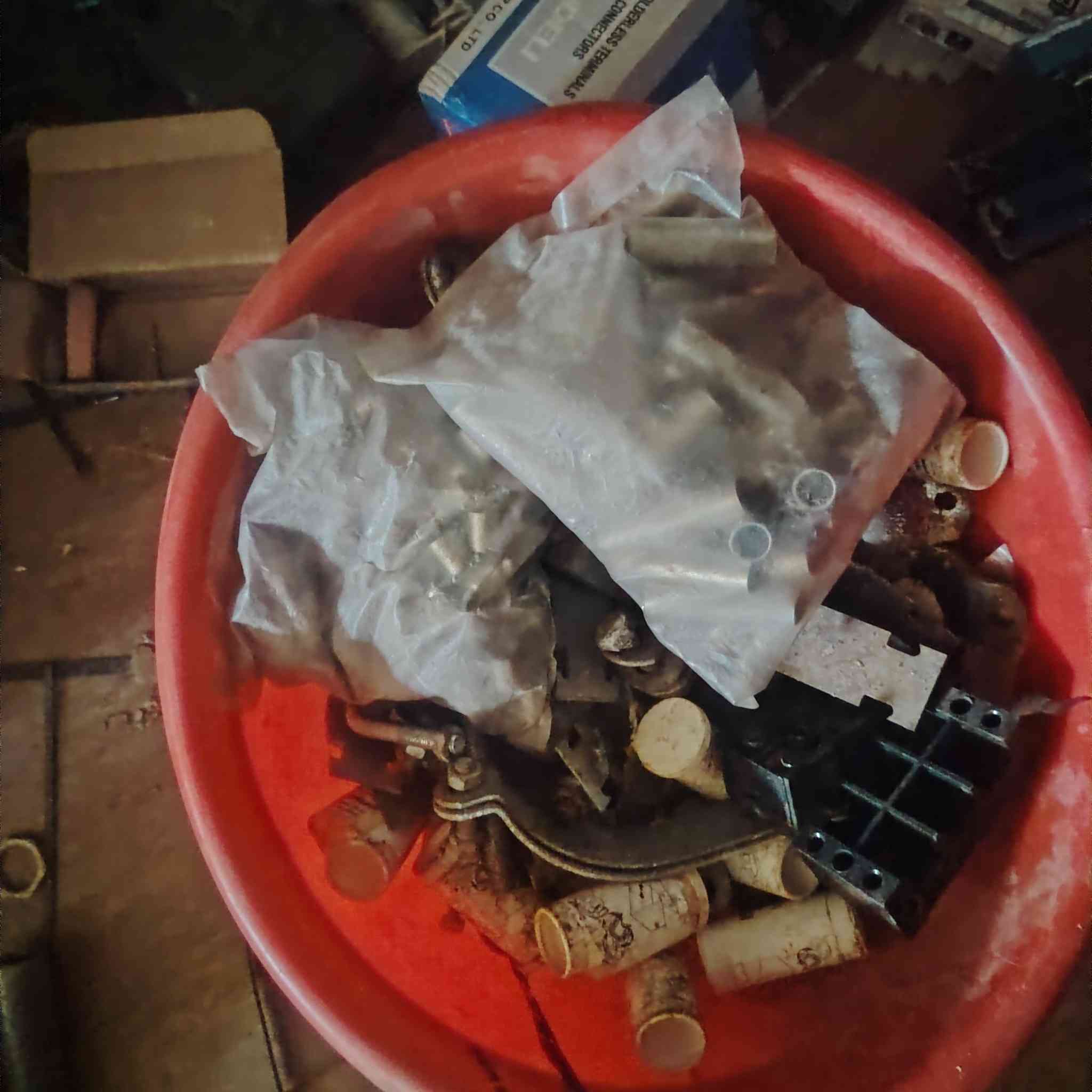 سلام عليكم حاويه 12متر للبيع بيهه مواد شركات البصره قضاء المدينه *********** واتساب
