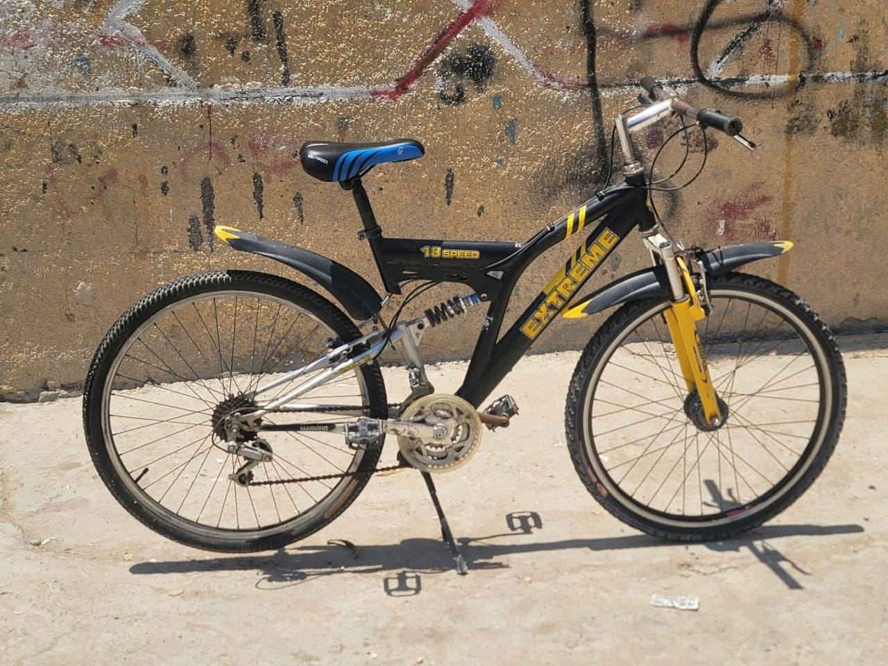 السلام عليكم بايسكل قطعه لوك باله شرط مال حاويه حجم 26 ثنين دبلات يمتص الطسه لون مميز حلو بي بريكات شغاله الامامي تخفيف والخلفي بل مكان يرهم للصغير وللجبير يتحمل اوزان عاليه ونضافته شوفت عينك فول الفول السعر 90وبي مجال بسيط المكان بغداد الشعب رقم ***********
