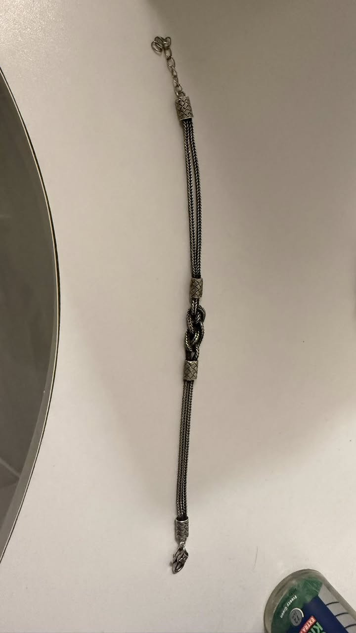 إلسلام  عليكم سوار فضه 925 مكاني بغداد سعر ١٠٠ وبي مجال شي بسيط رقم *********** نفسه جاي يبعوه ١٢٥ على بيجات
